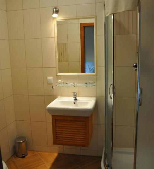 标准三人间, Monali