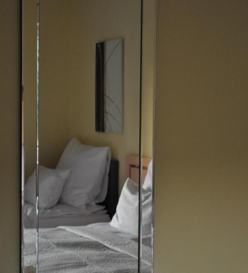 标准三人间, Monali