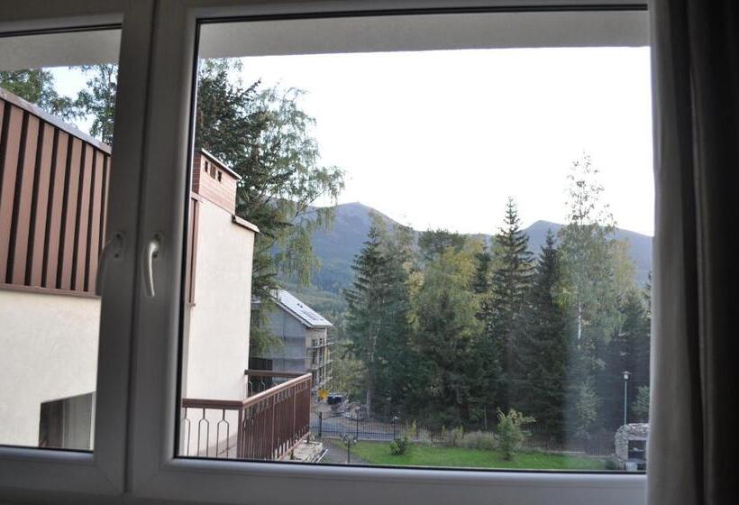 标准三人间, Monali