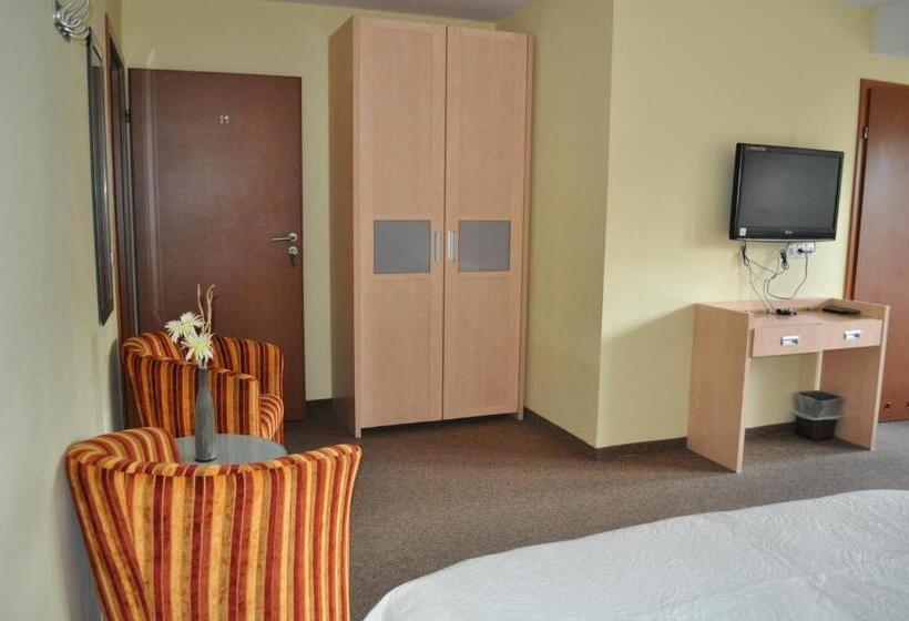 带阳台标准四人间, Monali