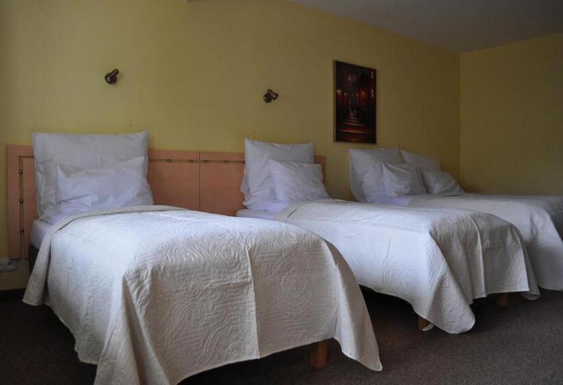 带阳台标准四人间, Monali