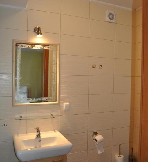 带阳台标准四人间, Monali