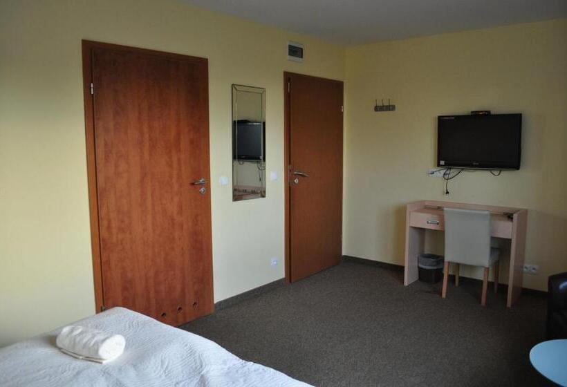 带大床的标准间, Monali