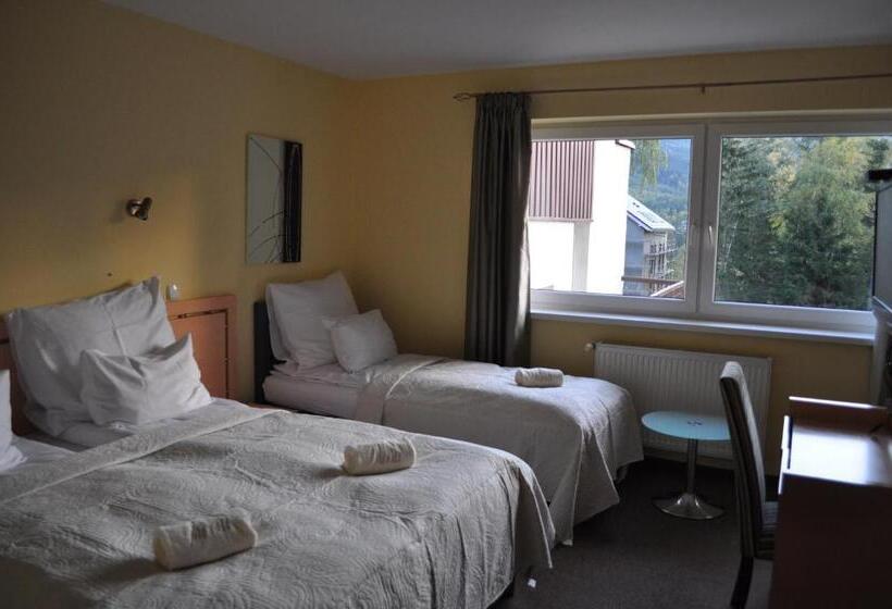 标准三人间, Monali