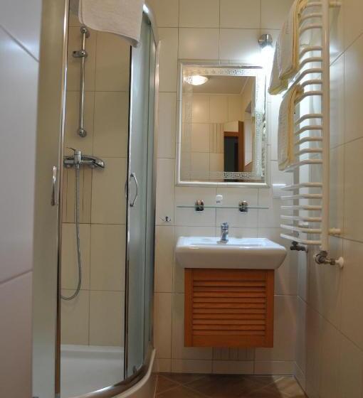 标准三人间, Monali