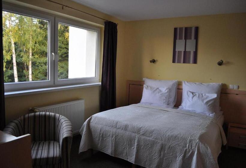 标准三人间, Monali