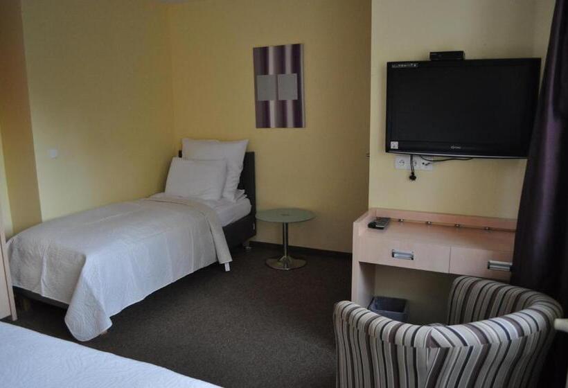 标准三人间, Monali