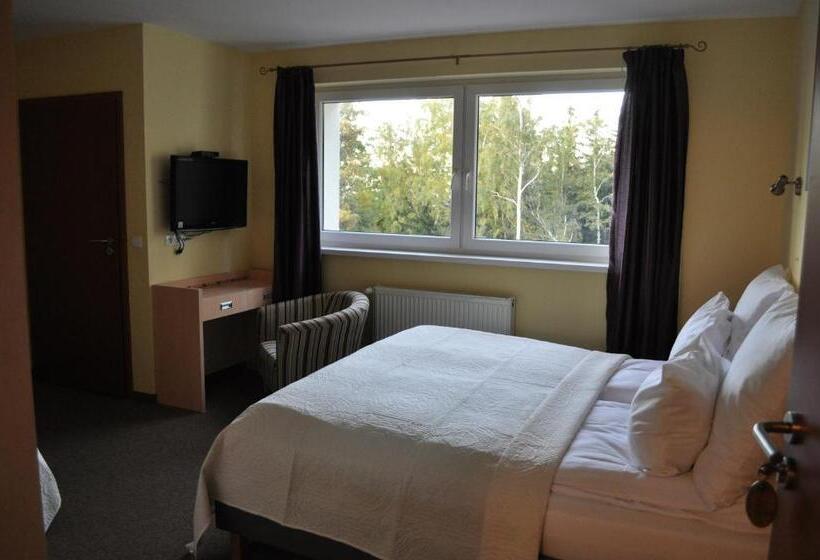 标准三人间, Monali