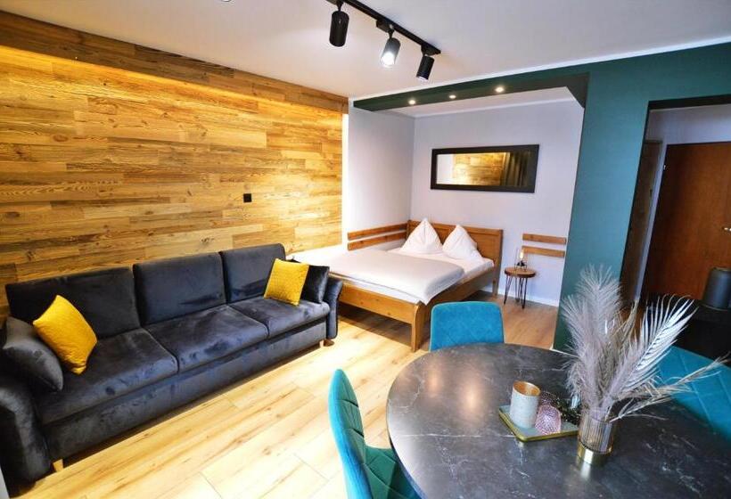 패밀리 룸, Willa Lena