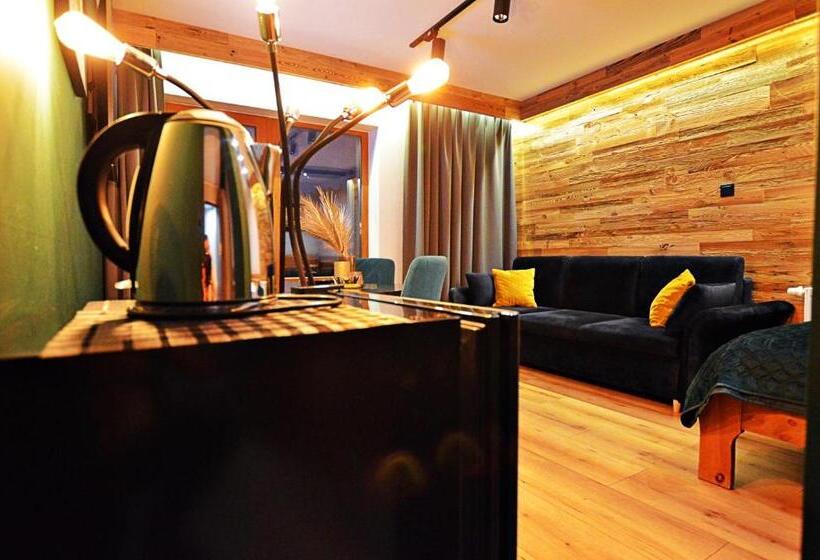 패밀리 룸, Willa Lena