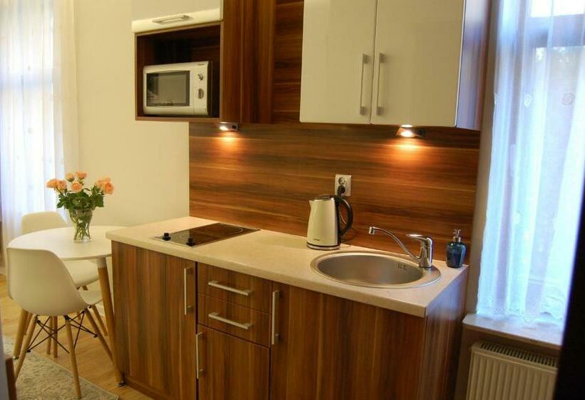 إستوديو قياسى, Villa Star