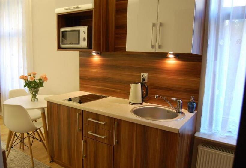 شقة عائلية, Villa Star