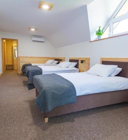 غرفة قياسية ثلاثية مزودة بشرفة, Zajazd Gołębiowski