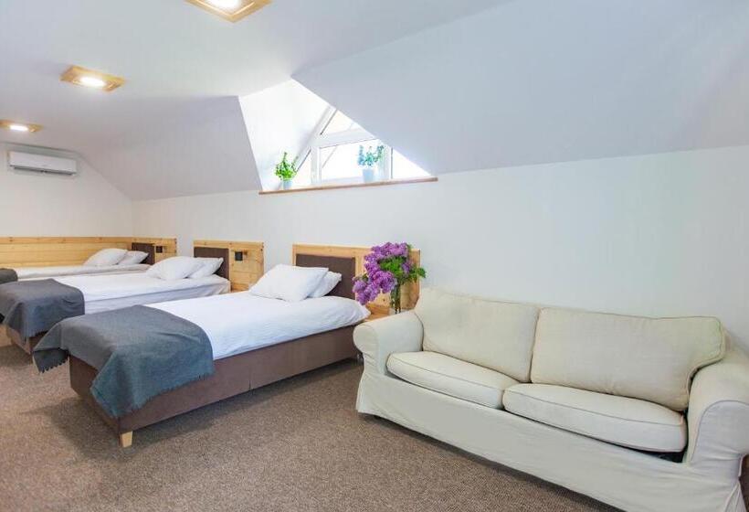 غرفة قياسية ثلاثية مزودة بشرفة, Zajazd Gołębiowski