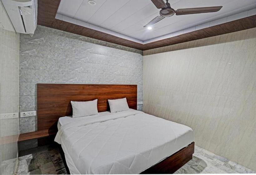 غرفة كلاسيكية ثلاثية, O Maharoopa Palace