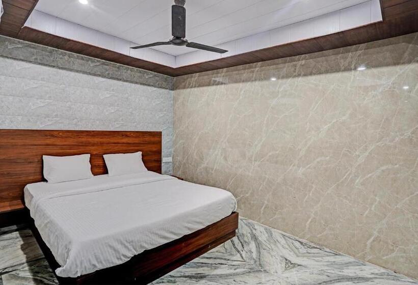 غرفة كلاسيكية ثلاثية, O Maharoopa Palace