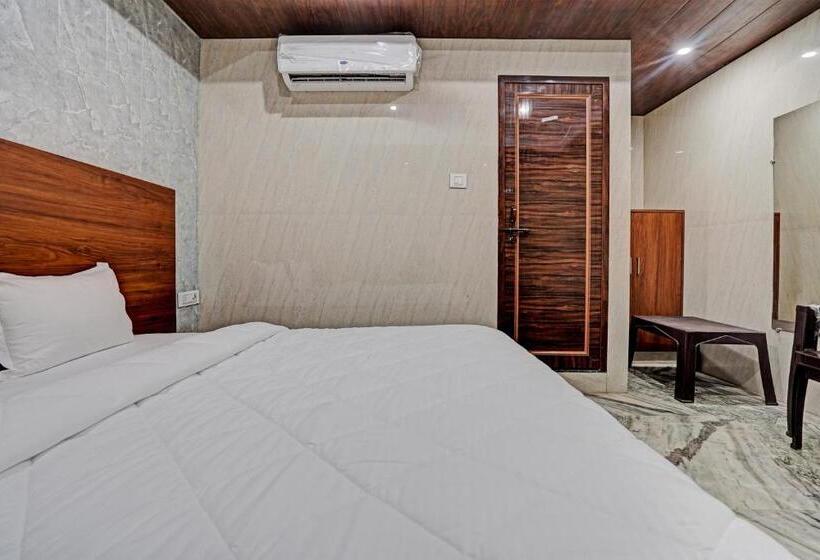 غرفة كلاسيكية ثلاثية, O Maharoopa Palace