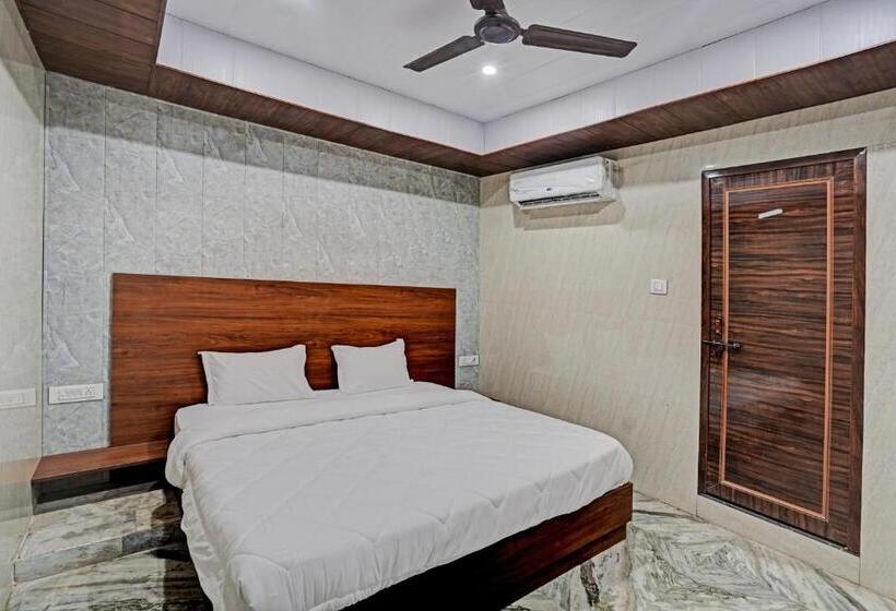 غرفة كلاسيكية ثلاثية, O Maharoopa Palace