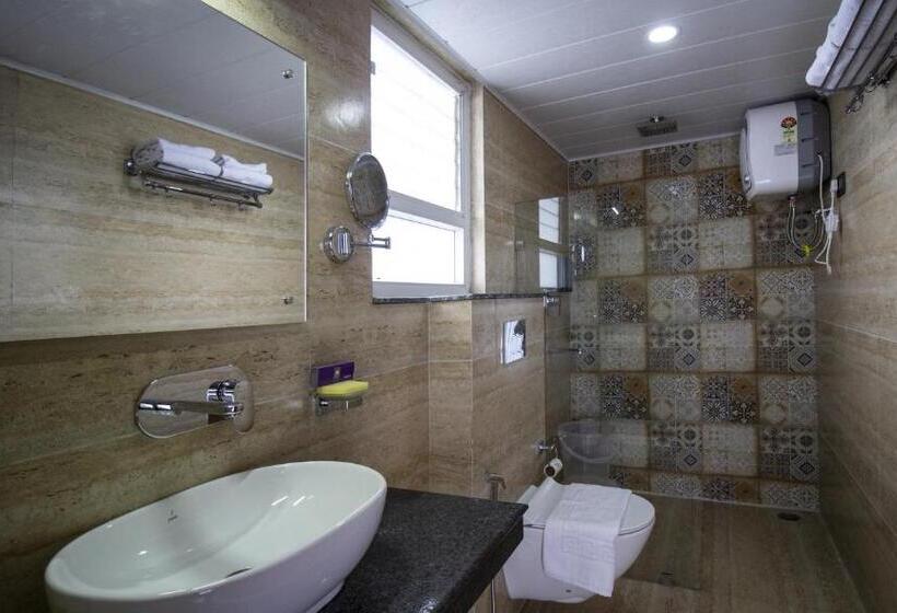 اتاق لوکس سه تخته, Mount Lungta Boutique Hotel & Spa