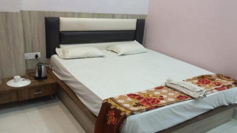 Номер Deluxe, Staymaker Hotel Raj Banquet