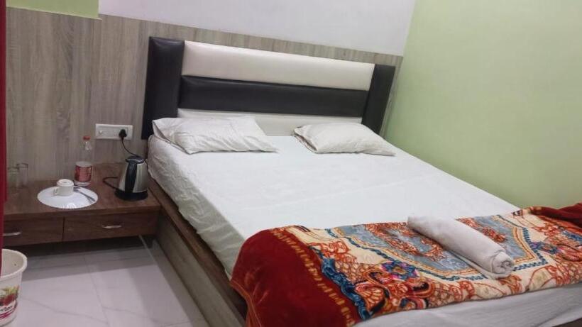 Номер Deluxe, Staymaker Hotel Raj Banquet