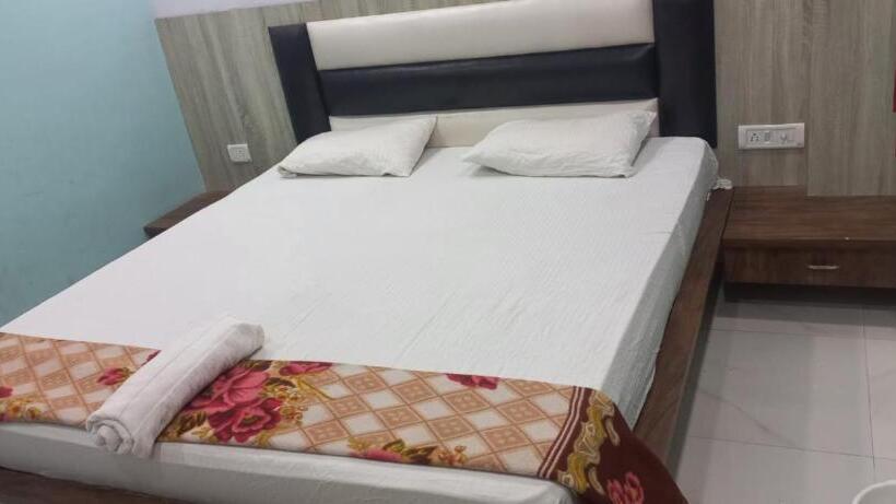 Номер Deluxe, Staymaker Hotel Raj Banquet