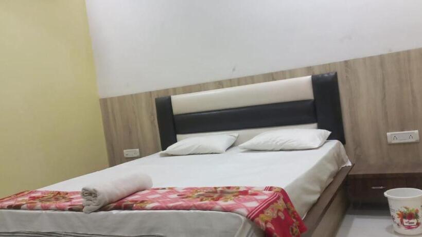 Номер Deluxe, Staymaker Hotel Raj Banquet
