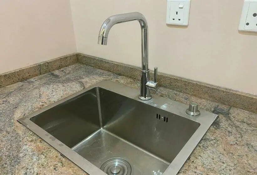 سوییت, C7 Hazelwood Residence & Suites