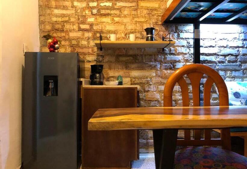 חדר דלוקס לשלושה, La Adornada