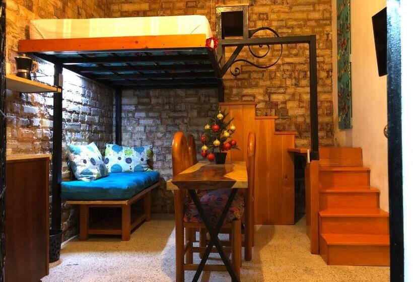 Quarto Triplo Deluxe, La Adornada
