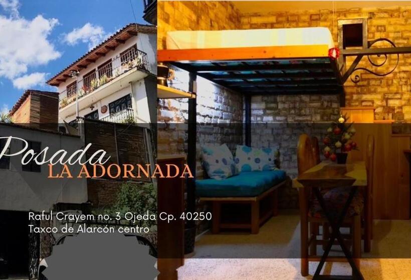 豪华三人间, La Adornada
