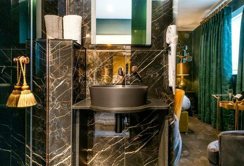 豪华房间, Funky Monk