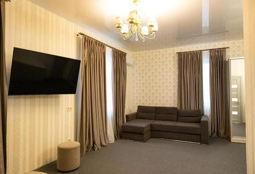 Standard Neljän Hengen Huone, готель Otelnov