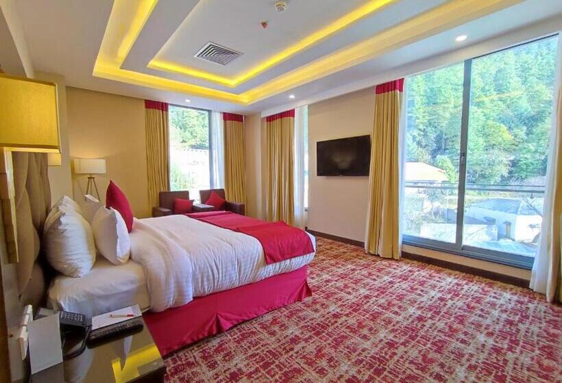 اتاق اجرایی با مشاهده, Ramada By Wyndham Murree Lower Topa Resort