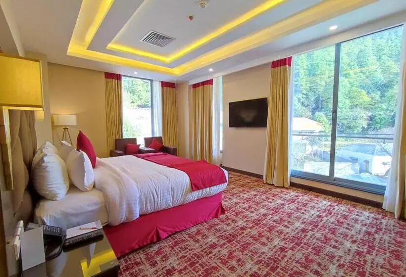 اتاق اجرایی با مشاهده, Ramada By Wyndham Murree Lower Topa Resort