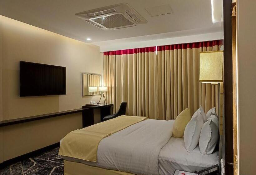 اتاق اجرایی با مشاهده, Ramada By Wyndham Murree Lower Topa Resort