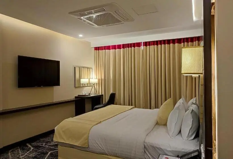 اتاق اجرایی با مشاهده, Ramada By Wyndham Murree Lower Topa Resort