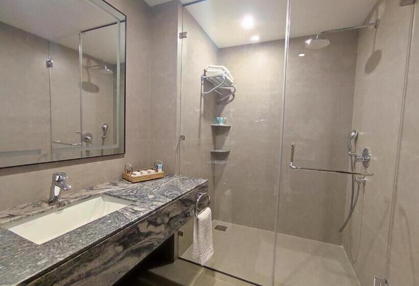 اتاق اجرایی با مشاهده, Ramada By Wyndham Murree Lower Topa Resort