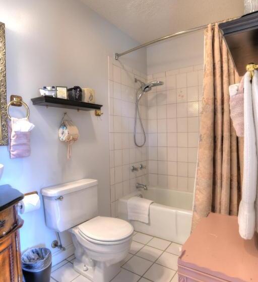 اتاق لوکس با بالکن, Blue Mountain Mist Country Inn