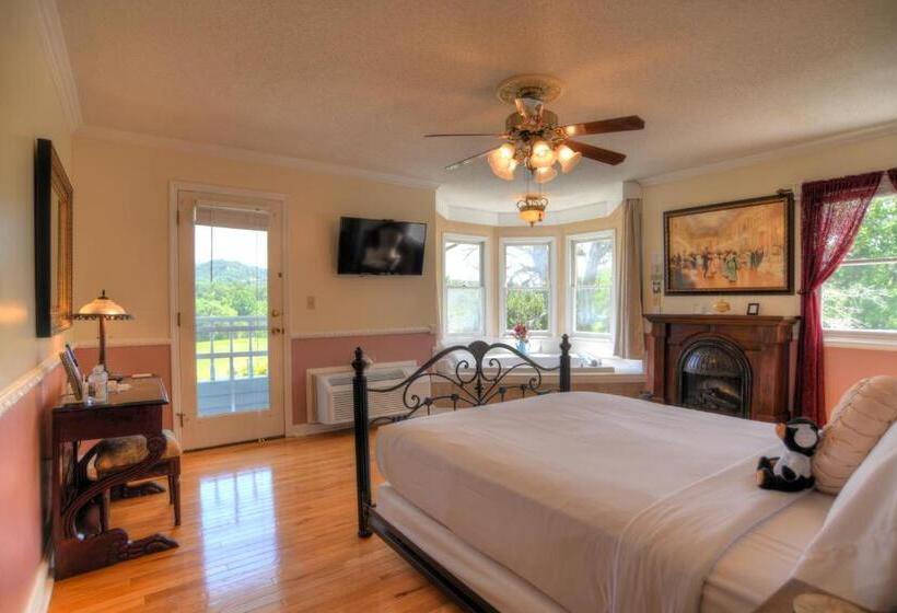 اتاق لوکس با بالکن, Blue Mountain Mist Country Inn