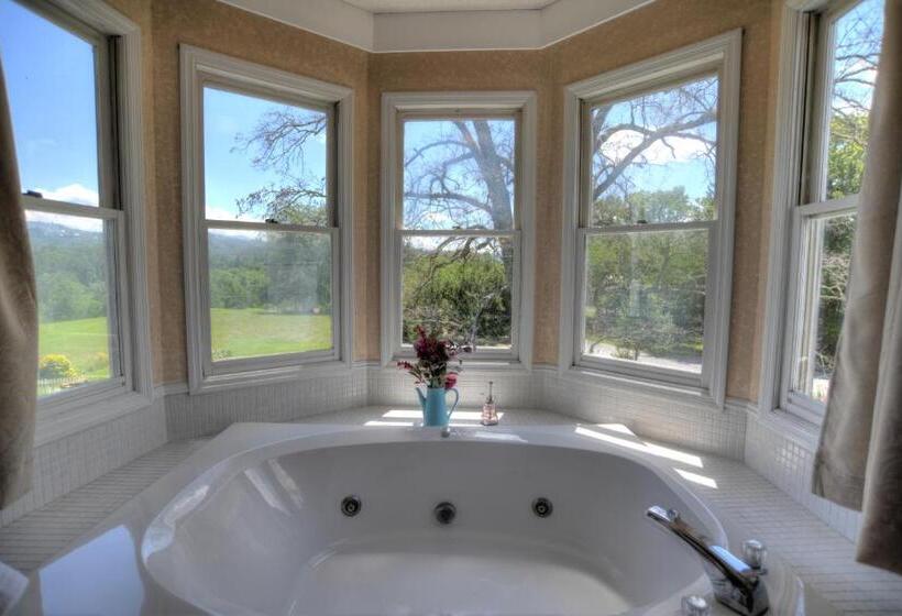 اتاق لوکس با بالکن, Blue Mountain Mist Country Inn