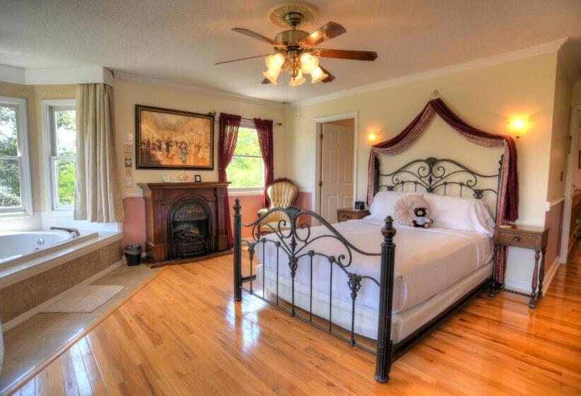 اتاق لوکس با بالکن, Blue Mountain Mist Country Inn