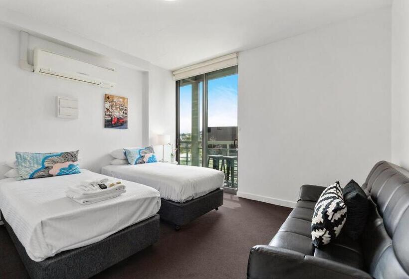 2 Bedroom Apartment with Views, Docklands Private Collection   City Harbour Apartments