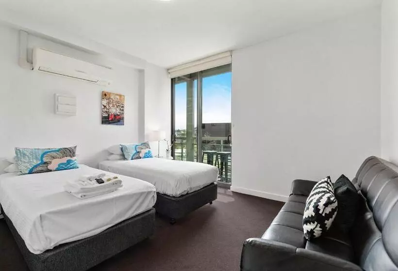2 Bedroom Apartment with Views, Docklands Private Collection   City Harbour Apartments