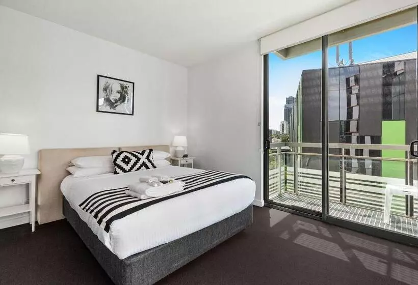 2 Bedroom Apartment with Views, Docklands Private Collection   City Harbour Apartments