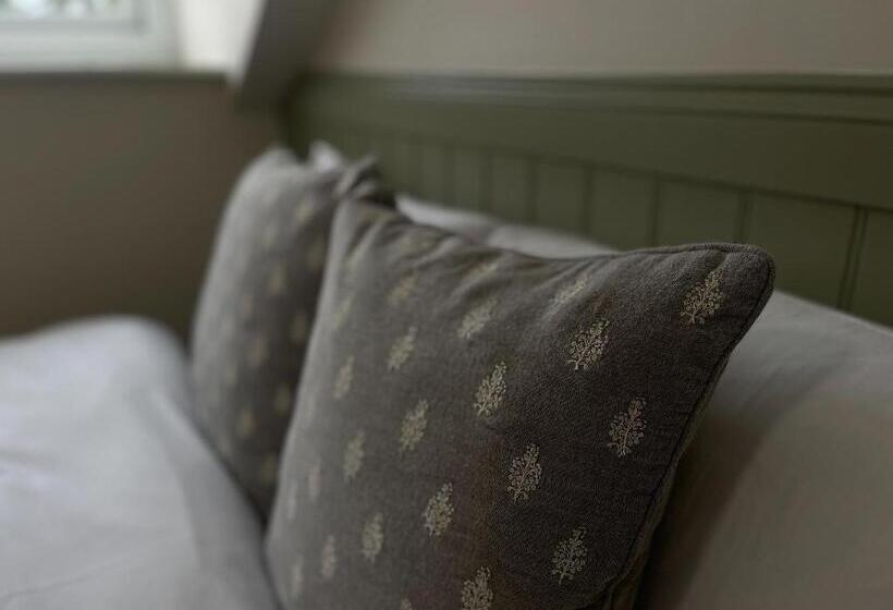 خانه 2 خوابه, Anglers Arms