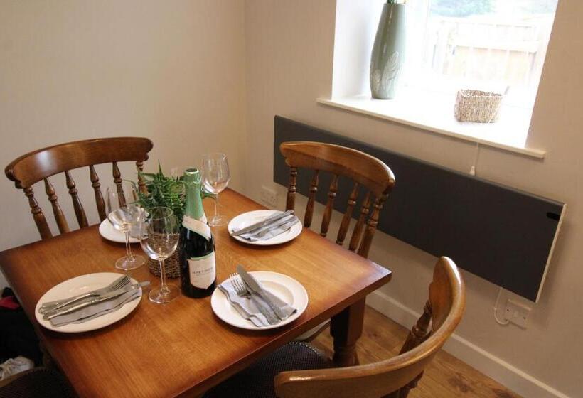 خانه 2 خوابه, Anglers Arms