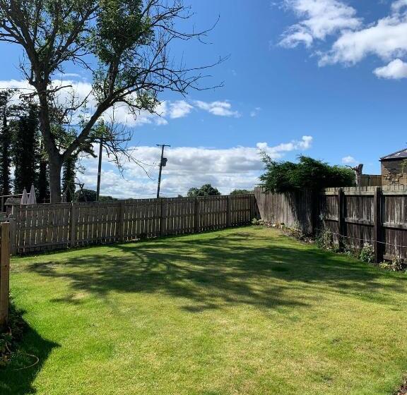 خانه 2 خوابه, Anglers Arms