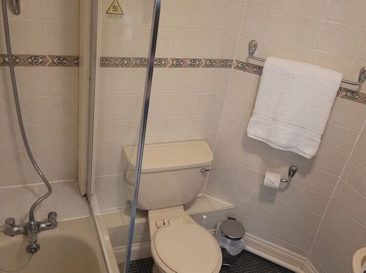 Номер Стандарт, The Grove Arms