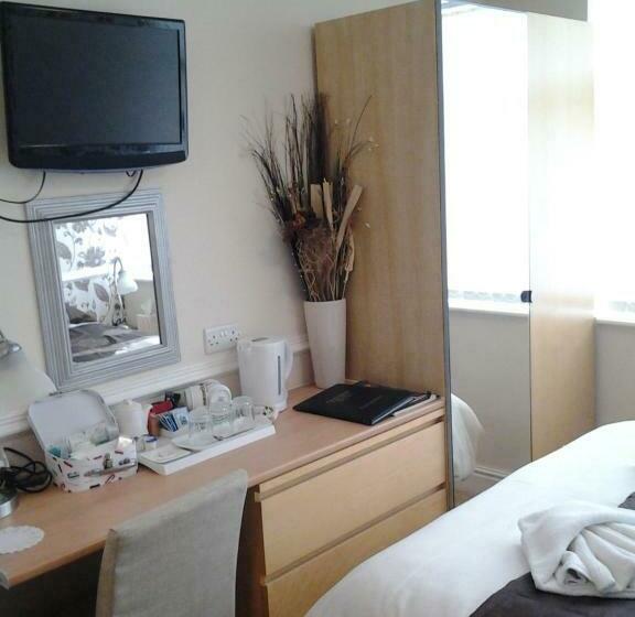 חדר משפחתי, Surrey House